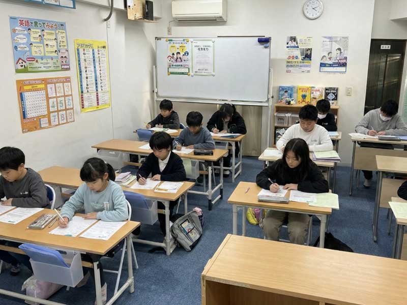 教室内観（机・教材・掲示物）